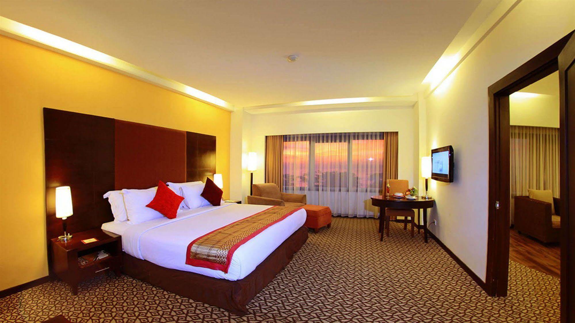 Pangeran Beach Hotel Padang  Buitenkant foto