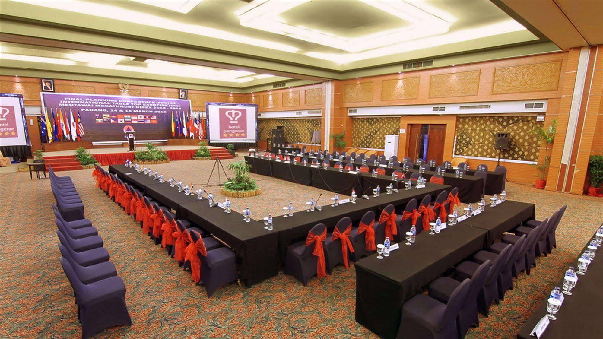 Pangeran Beach Hotel Padang  Buitenkant foto